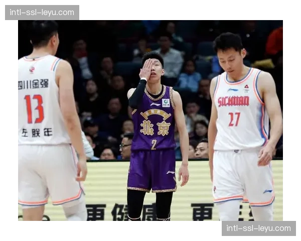 实时：四川金强连续三次通过底线空切攻击浙江稠州肋部，打停对手