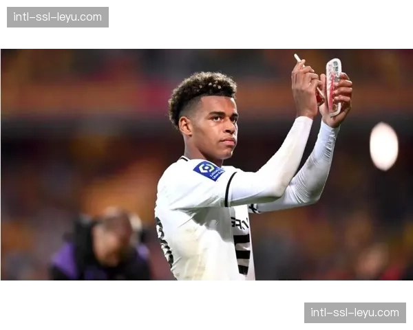 伤病恢复中的雷恩中场杜埃:“我每天看两场比赛录像学习。” 伤病恢复中的雷恩中场杜埃:“我每天看两场比赛录像学习。”